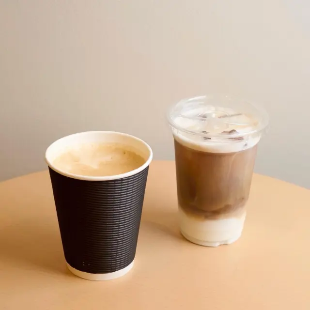 ～湯カフェのご紹介～
当館では1Fで湯カフェの営業をしております☕️

アメリカーノからカフェラテのご用意からアルコールは生ビールやハイボール・レモンサワーまでご用意しております。
今後ソフトドリンクなども導入予定です🥳

当館は豆やコーヒーマシーンにこだわりをもち販売しています
コーヒー豆はコクと旨味、甘味を感じられるコーヒーとなっております☕️
ダークを選んで頂けますと深みがあるボディ感もありますが後味はすっきりとしています

コーヒーマシーンは世界最高峰のバリスタクオリティ全自動マシーンを導入しており精密なモジュールシステムでハイクオリティなエスプレッソを安定的かつ再現性をもって提供いたします✨️

是非ハイクオリティなコーヒーやドリンクいかがでしょうか？

♨️えど遊 HAMANOYU
⏱営業時間 9:00~23:00（最終入場22:30）
☕️湯カフェ 10:00~22:00(ラストオーダー22:00)
🚉最寄り駅:浜町駅(都営新宿線)A2出口より徒歩7分・水天宮前駅(東京メトロ半蔵門線)1b出口より徒歩7分・人形町駅(東京メトロ日比谷線＆都営浅草線)A2出口より徒歩13分

📍東京都中央区日本橋浜町3-27-11 iiyu Hamacho.

 #えど遊
 #えど遊hamanoyu