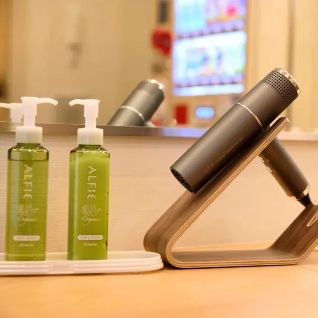 ～脱衣所のご案内💆🏻‍♀️💨〜
脱衣所は狭くではございますが少し広く使って頂けるロッカーでご用意しております。
ドライヤーが3つのご用意ですが今後増える予定です
混雑時ドライヤーに待ち時間いただく場合がございますのでゆずりあってのご利用お願いいたします🙇‍♂️

⭐️⭐️⭐️ドライヤーはufvライトヘアドライヤーを導入しております
最大風速58ｍ/秒の超風速エアーで素早く髪を乾かし、ダメージを軽減。本体はりんご約1個分の軽さになります。ufv加工を施すことで、空気中の水分を振動で細かくし、乾かしながら大切な潤いをキープするものとなっております。＜ufvライトヘアドライヤー公式引用＞
ぜひお試しください🎀

♨️えど遊 HAMANOYU
⏱営業時間 9:00~23:00（最終入場22:30）
☕️湯カフェ 10:00~22:00(ラストオーダー22:00)
🚉最寄り駅:浜町駅(都営新宿線)A2出口より徒歩7分・水天宮前駅(東京メトロ半蔵門線)1b出口より徒歩7分・人形町駅(東京メトロ日比谷線＆都営浅草線)A2出口より徒歩13分
📍東京都中央区日本橋浜町3-27-11 iiyu HAMACHO

 #えど遊
 #えど遊hamanoyu